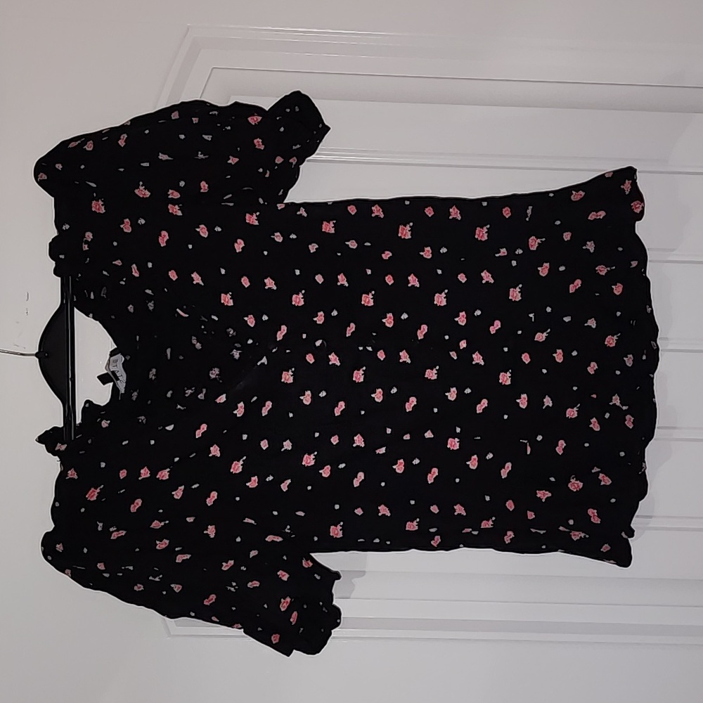 1. State fitted RUFFLE top. Size small